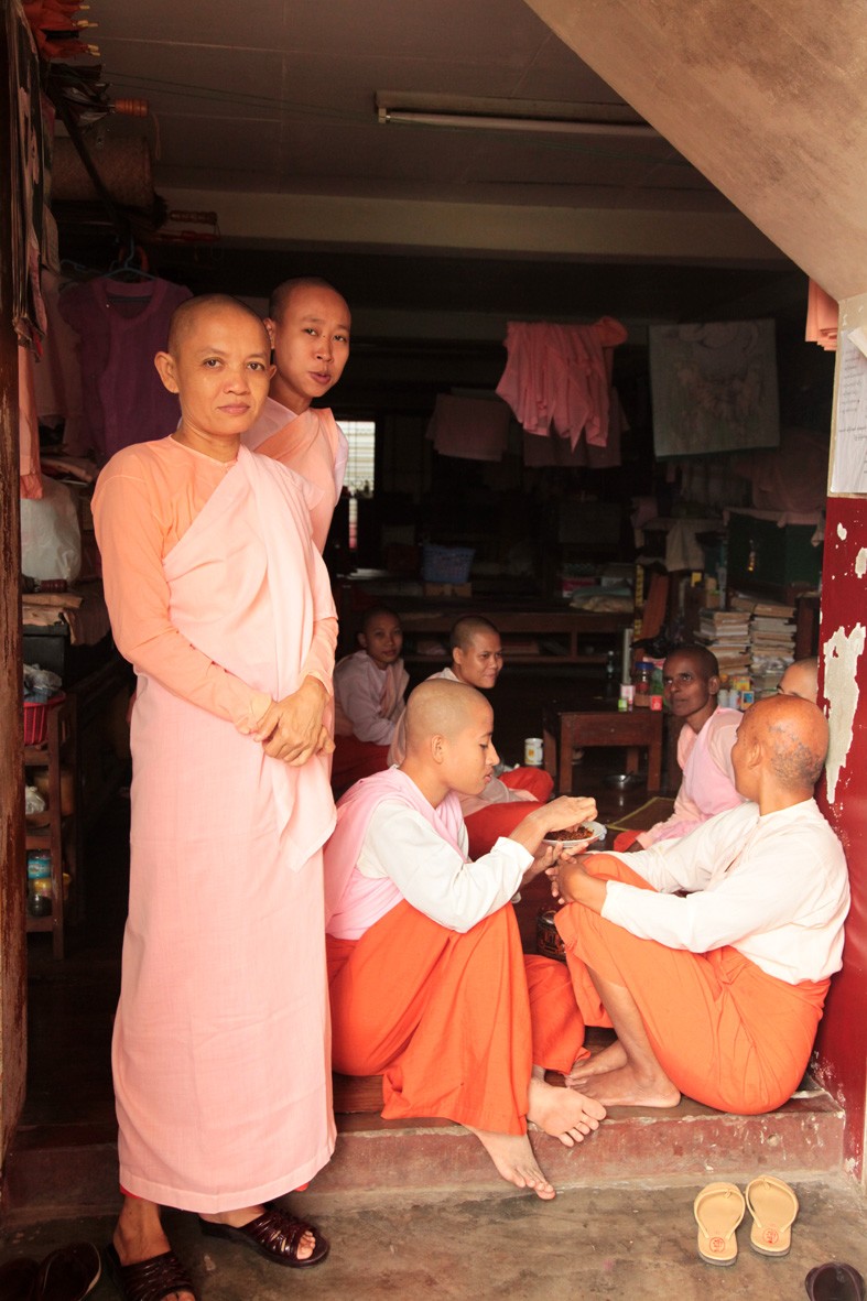 En Myanmar, los monjes budistas rezan por su país